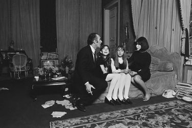 Michel Piccoli et sa femme Juliette Gréco, en décembre 1966. Ils posent avec leurs filles Anne-Cordélia (la fille de Michel Piccoli) et Laurence (celle de Juliette Gréco).