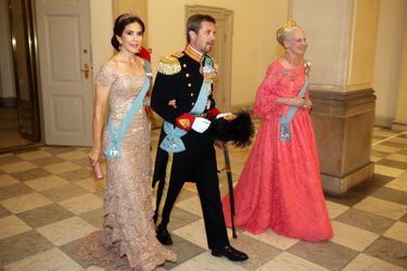 La princesse Mary et le prince Frederik avec la reine Margrethe II de Danemark à Copenhague, le 26 mai 2018