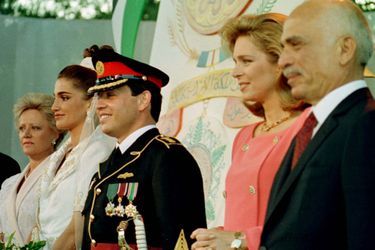 Rania Al-Yassin et le prince Abdallah de Jordanie, le 10 juin 1993, avec le roi Hussein, la reine Noor et la princesse Muna