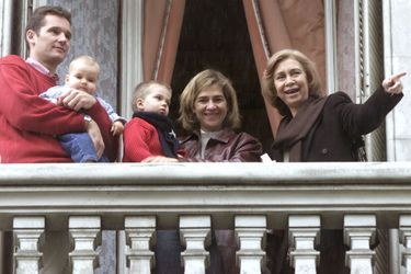 Inaki Urdangarin et la princesse Cristina d'Espagne, avec leurs deux premiers fils et la reine Sofia, le 4 novembre 2001