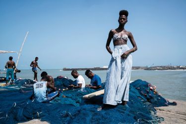 Sur le port d’Accra, à côté de pêcheurs, un modèle de la collection printemps 2018.