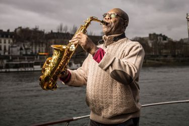 Le 7 décembre 2018, un tour de Seine pour bercer les Parisiens. Une idée à lui. « J’ai toujours aimé jouer au bord de l’eau », explique le saxophoniste.