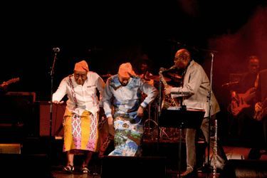 Salle John et son acolyte dansent sur le rythme ambassy-bey, ancêtre du makossa, une danse sawa-douala du Cameroun. 