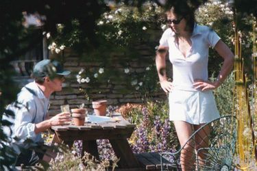 Elizabeth Hurley et Hugh Grant se retrouvent, au lendemain du scandale de l’arrestation de l’acteur avec une prostituée, en juin 1995.