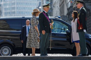 La reine Mathilde et le roi des Belges Philippe avec Sophie Wilmès et le général Marc Compernol à Bruxelles, le 8 mai 2020