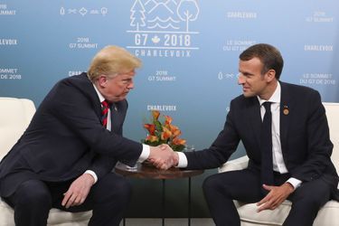 Emmanuel Macron et Donald Trump ont échangé quelques mots et poignées de main au sommet du G7 à La Malbaie (Canada).