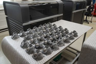 Dans son usine de Mladá Boleslav (République Tchèque), Skoda fabrique des masques avec ses imprimantes 3D.