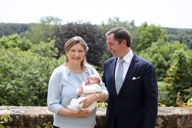 Le prince Charles de Luxembourg avec ses parents le prince héritier Guillaume et la princesse Stéphanie. Photo dévoilée le 22 juin 2020