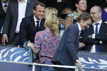 Emmanuel Macron salue Michèle Laroque et François Baroin mardi soir au Stade de France. 