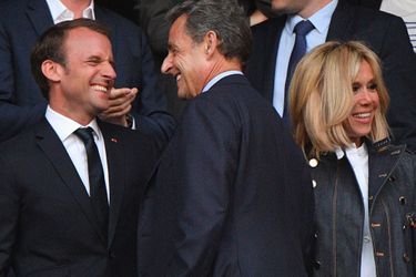 Emmanuel et Brigitte Macron saluent Nicolas Sarkozy, mardi soir au Stade de France. 