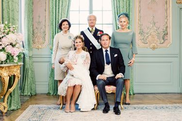 Photo officielle du baptême de la princesse Adrienne de Suède avec ses parents et ses grands-parents. Diffusée le 11 juin 2018