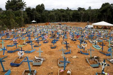 Lors d'un enterrement à Manaus, au Brésil, le 13 mai 2020.