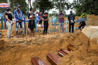 Lors d'un enterrement à Manaus, au Brésil, le 13 mai 2020.