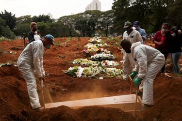Lors d'un enterrement à Sao Paulo, au Brésil, le 13 mai 2020.