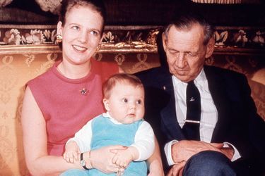 Le prince Frederik de Danemark avec sa mère la princesse Margrethe et son grand-père le roi Frederik IX le 1er janvier 1969