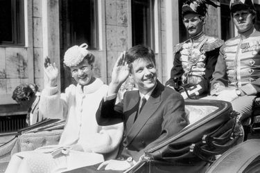 Le prince Frederik de Danemark avec sa mère la reine Margrethe II le 27 juin 1986