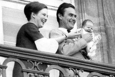 Le prince Frederik de Danemark avec ses parents le 11 juin 1968