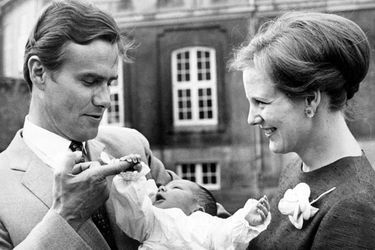 Le prince Frederik de Danemark avec ses parents le 8 juin 1968