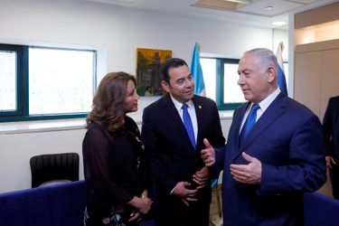 Jimmy Morales, sa femme Hilda Patricia Marroquin et le Premier ministre israélien Benjamin Netanyahou, le 16 mai 2018.