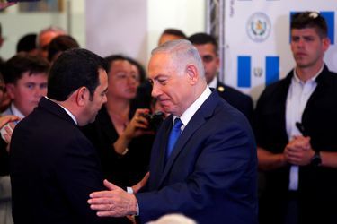 Jimmy Morales et Benjamin Netanyahou, le 16 mai 2018.