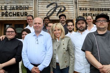 Brigitte Macron au restaurant solidaire «Le Jardin Pêcheur» aux côtés du gérant Pierre Maly (chemise bleue) et de l'équipe.  