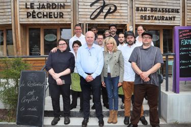 Brigitte Macron au restaurant solidaire «Le Jardin Pêcheur» aux côtés du gérant Pierre Maly (chemise bleue) et de l'équipe.  