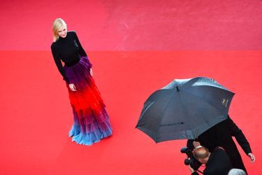 Cate Blanchett monte les marches à Cannes le 14 mai 2018