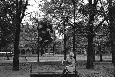Chuck Norris avec son épouse Dianne dans le jardin des Tuileries, en novembre 1976.