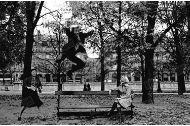 Chuck Norris avec son épouse Dianne dans le jardin des Tuileries, en novembre 1976.