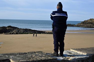 Un gendarme surveille une plage à Saint-Lunaire, en Bretagne 