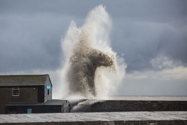 La mer déchaînée à l&#039;approche de Dennis, à Lyme Regis, Angleterre 
