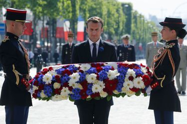 Emmanuel Macron dépose une gerbe sur la tombe du Soldat inconnu, mardi.