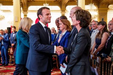 Emmanuel Macron salue la présidente directrice générale de la Française des jeux, Stéphane Pallez, jeudi à l'Elysée.