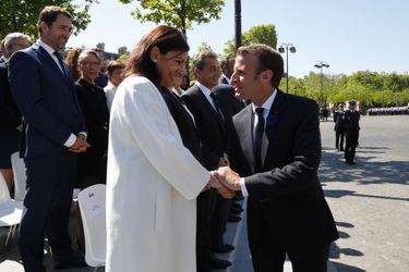 Emmanuel Macron salue Anne Hidalgo, la maire de Paris, mardi.