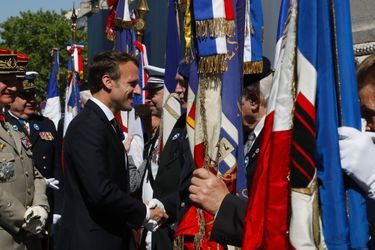 Emmanuel Macron salue les anciens combattants, mardi.
