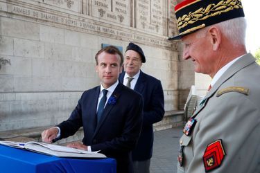 Emmanuel Macron signe le registre sous l&#039;Arc de Triomphe, mardi.