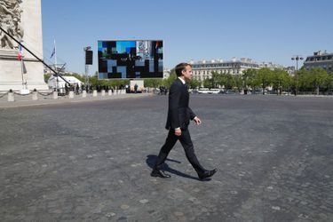 Emmanuel Macron traverse la place de l&#039;Etoile, mardi.