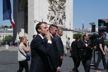 Emmanuel Macron traverse la place de l&#039;Etoile, mardi.
