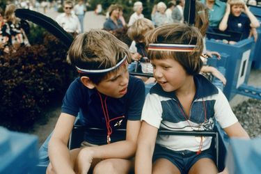 Le prince Frederik de Danemark avec son petit frère le prince Joachim, en 1977 