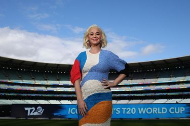 Katy Perry, sur le terrain du Melbourne Cricket Ground, à l’occasion de la finale de l'ICC World Twenty20, le 08 mars 2020.