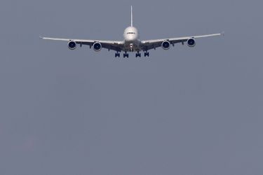 L&#039;Airbus A380 en approche, vendredi à Roissy.