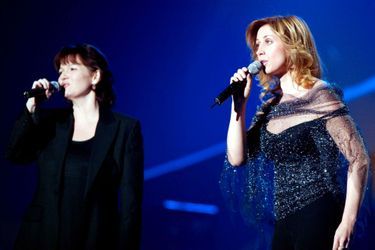 Maurane sur scène avec sa complice Lara Fabian, en février 2003, lors des Victoires de la musique.