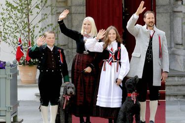 La princesse Mette-Marit et le prince Haakon de Norvège avec la princesse Ingrid Alexandra et le prince Sverre Magnus à Asker, le 17 mai 2018