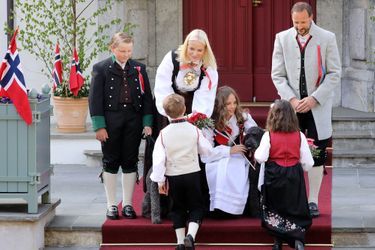 La princesse Mette-Marit et le prince Haakon de Norvège avec leurs enfants à Asker, le 17 mai 2018