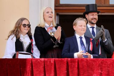 La princesse Mette-Marit et le prince Haakon de Norvège avec leurs enfants à Oslo, le 17 mai 2018