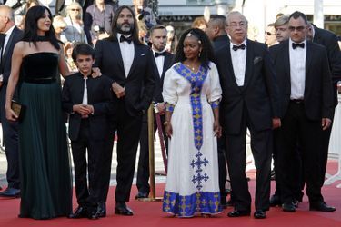 Naomi Labaki et son équipe sur les marches du festival de Cannes, le 17 mai 2018.