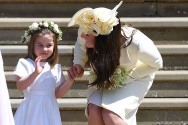 La duchesse Catherine de Cambridge, coiffée d&#039;un chapeau de Philip Treacy, et la princesse Charlotte, le 19 mai 2018