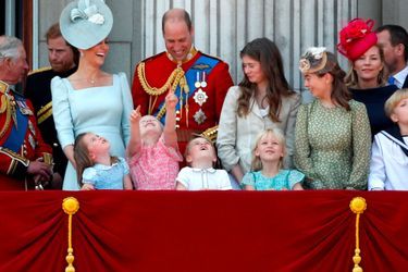 La princesse Charlotte, le prince George et Savannah Phillips au balcon du Palais de Buckingham, le 9 juin 2018.