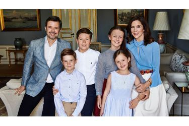 Le prince Frederik de Danemark avec son épouse la princesse Mary et leurs quatre enfants. Photo diffusée le 26 mai 2018