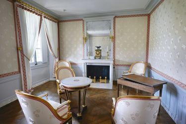 Salon blanc au premier étage, table de tric-trac en citronnier signée Jacob-Desmalter. Bergères et fauteuils en amarante réchampis d’or.